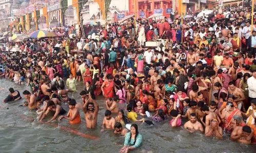 आज मकर संक्रांति का पहला स्नान, अयोध्या और हरिद्वार में श्रद्धालुओं ने लगाई आस्था की डूबकी