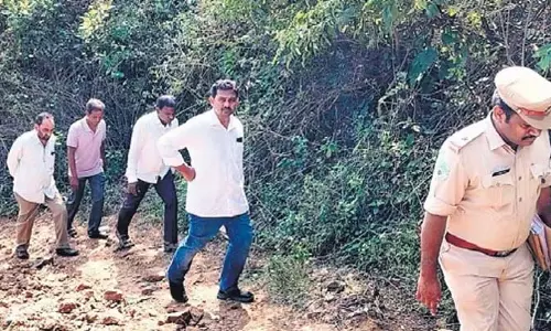 Andhra: 2.6 करोड़ रुपए मंजूर होने के बाद भी सड़क नहीं Andhra: 2.6 करोड़ रुपए मंजूर होने के बाद भी सड़क नहीं