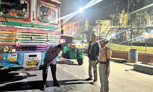 Andhra: सड़क दुर्घटनाओं पर अंकुश लगाने के लिए पुलिस ने ‘फेस वॉश एंड गो’ लांच किया