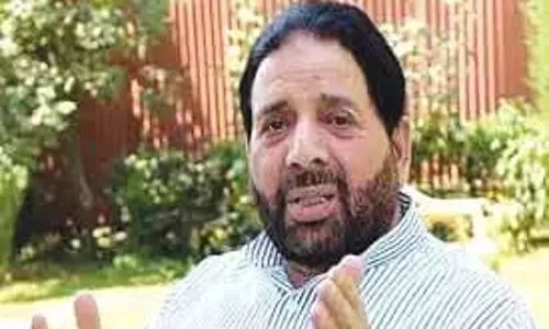 हकीम यासीन ने सुरंग के उद्घाटन पर लोगों को बधाई दी हकीम यासीन ने सुरंग के उद्घाटन पर लोगों को बधाई दी