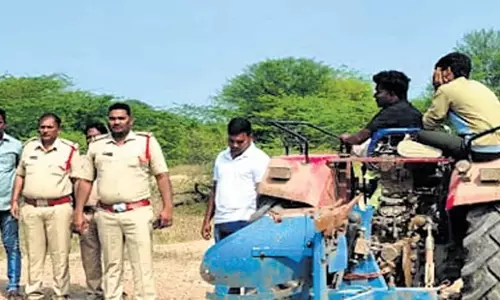 Andhra: पलनाडु पुलिस ने मुर्गों की लड़ाई पर कार्रवाई तेज कर दी Andhra: पलनाडु पुलिस ने मुर्गों की लड़ाई पर कार्रवाई तेज कर दी