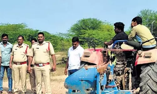 Palnadu पुलिस ने मुर्गों की लड़ाई पर कार्रवाई तेज कर दी Palnadu पुलिस ने मुर्गों की लड़ाई पर कार्रवाई तेज कर दी