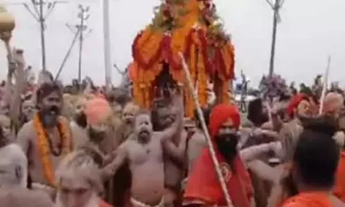 महाकुंभ: निरंजनी और आनंद अखाड़ों के नागा साधु पहले Amrit Snan के लिए पहुंचे