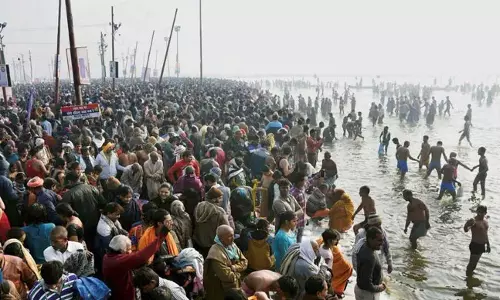 Prayagraj: मकर संक्रांति पर लाखों श्रद्धालु संगम में लगा रहे हैं डुबकी