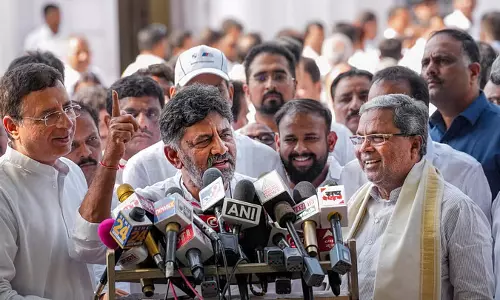 Karnataka: संघर्ष विराम के आह्वान के बीच विधायकों पर रोक Karnataka: संघर्ष विराम के आह्वान के बीच विधायकों पर रोक