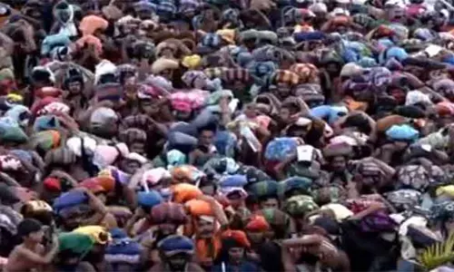 Kerala: मकरविलक्कु के अवसर पर सबरीमाला मंदिर में भक्तों की भीड़ उमड़ी Kerala: मकरविलक्कु के अवसर पर सबरीमाला मंदिर में भक्तों की भीड़ उमड़ी