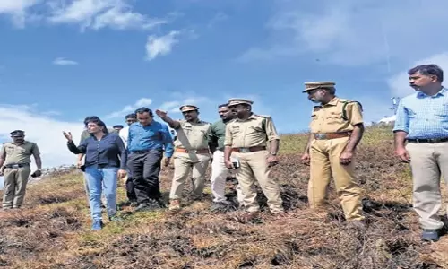 Kerala: इडुक्की जिला कलेक्टर ने मकरविलक्कू की व्यवस्थाओं की समीक्षा की Kerala: इडुक्की जिला कलेक्टर ने मकरविलक्कू की व्यवस्थाओं की समीक्षा की