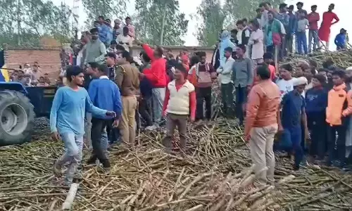 बच्चों पर पलटा गन्ने से भरा ट्रक, तीन की दर्दनाक मौत, परिजन सदमे में बच्चों पर पलटा गन्ने से भरा ट्रक, तीन की दर्दनाक मौत, परिजन सदमे में
