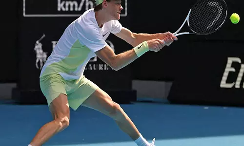 Australian Open: जैनिक सिनर ने पहले दौर में विश्व के 36वें नंबर के खिलाड़ी निकोलस जैरी को हराया Australian Open: जैनिक सिनर ने पहले दौर में विश्व के 36वें नंबर के खिलाड़ी निकोलस जैरी को हराया