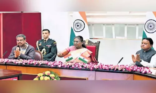 Odisha: राष्ट्रपति मुर्मू ने एनडीडीबी के उपहार दूध का अनावरण किया