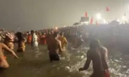 मकर संक्रांति के मौके पर श्रद्धालुओं ने नर्मदा नदी में किया स्नान, उमड़ा जनसैलाब