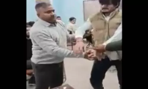एग्जाम हॉल के अंदर मोबाइल से नकल करते पकड़ा गया छात्र, टीचर की आई शामत
