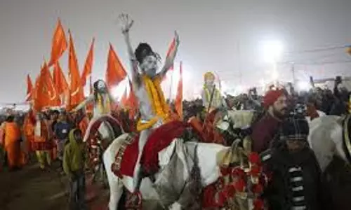Uttar Pradesh: साधु-संतों ने किया अमृत स्नान,ढोल-नगाड़ों, तीर-तलवारों के साथ निकला अखाड़ों का जुलूस Uttar Pradesh: साधु-संतों ने किया अमृत स्नान,ढोल-नगाड़ों, तीर-तलवारों के साथ निकला अखाड़ों का जुलूस
