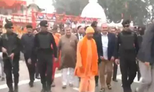 CM Yogi ने मकर संक्रांति पर गोरखपुर के गोरखनाथ मंदिर का दौरा किया CM Yogi ने मकर संक्रांति पर गोरखपुर के गोरखनाथ मंदिर का दौरा किया