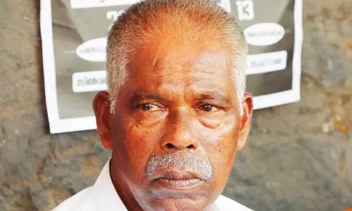 Kerala के एक व्यक्ति ने सिल्वरलाइन परियोजना के खिलाफ विरोध प्रदर्शन Kerala के एक व्यक्ति ने सिल्वरलाइन परियोजना के खिलाफ विरोध प्रदर्शन
