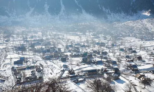 आसमान साफ होते ही Kashmir में पारा गिरा आसमान साफ होते ही Kashmir में पारा गिरा