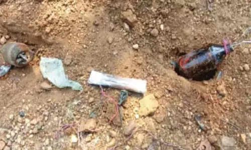 बोतल बम से जवानों पर हमला कर रहे नक्सली बोतल बम से जवानों पर हमला कर रहे नक्सली