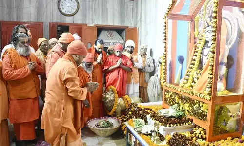 Gorakhpur: सीएम योगी ने शिवावतार महायोगी गोरखनाथ को विधि विधान से आस्था की पवित्र खिचड़ी चढ़ाई Gorakhpur: सीएम योगी ने शिवावतार महायोगी गोरखनाथ को विधि विधान से आस्था की पवित्र खिचड़ी चढ़ाई