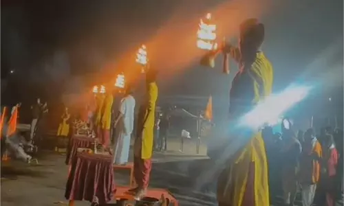 MP News: गंगा घाट की तर्ज पर 108 दीपों से की गई मां नर्मदा की भव्य आरती, उमड़े सैकड़ों श्रद्धालु