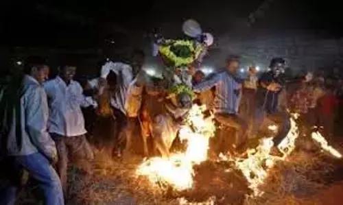 Andhra: पर्यावरण के अनुकूल भोगी अलाव ने बीच रोड को रोशन कर दिया Andhra: पर्यावरण के अनुकूल भोगी अलाव ने बीच रोड को रोशन कर दिया