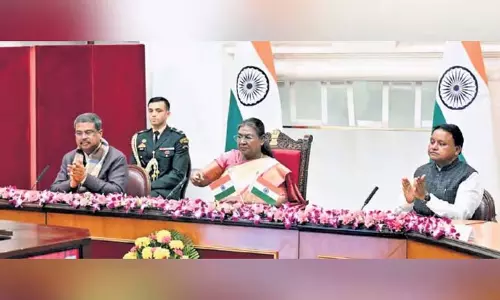 राष्ट्रपति मुर्मू ने OMFED के लिए NDDB के उपहार दूध और बाजार समर्थन का अनावरण किया राष्ट्रपति मुर्मू ने OMFED के लिए NDDB के उपहार दूध और बाजार समर्थन का अनावरण किया