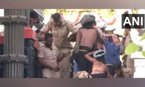 Makaravilakku के अवसर पर कुछ ही घंटों में 27,000 से ज़्यादा श्रद्धालु सबरीमाला मंदिर पहुँच गए Makaravilakku के अवसर पर कुछ ही घंटों में 27,000 से ज़्यादा श्रद्धालु सबरीमाला मंदिर पहुँच गए