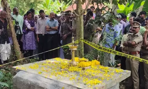 Kerala : विरोध के चलते गोपन स्वामी की समाधि को तोड़ने का काम रोका गया Kerala : विरोध के चलते गोपन स्वामी की समाधि को तोड़ने का काम रोका गया