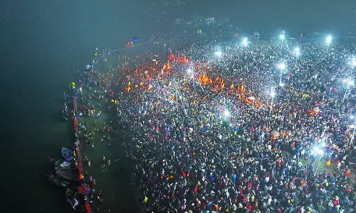 महाकुंभ का पहला अमृत स्नान: संतों और श्रद्धालुओं का पावन मिलन