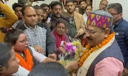 Kanpur: BJP चुनाव अधिकारी को जूता रखकर गुलदस्ता भेंट किया Kanpur: BJP चुनाव अधिकारी को जूता रखकर गुलदस्ता भेंट किया