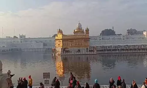 Punjab: मकर संक्रांति पर पूजा-अर्चना के लिए स्वर्ण मंदिर में उमड़े श्रद्धालु