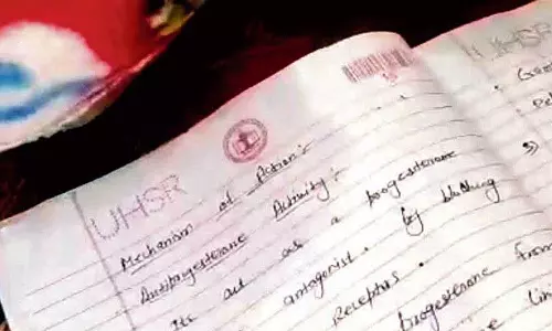 MBBS परीक्षा घोटाला: छात्रों ने कर्मचारी के घर पर उत्तर पुस्तिकाएं ‘फिर से लिखीं’ MBBS परीक्षा घोटाला: छात्रों ने कर्मचारी के घर पर उत्तर पुस्तिकाएं ‘फिर से लिखीं’