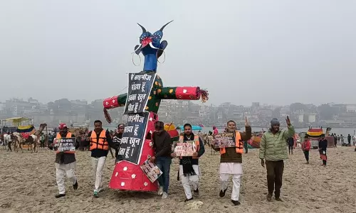 Varanasi: समाजवादी पार्टी के कार्यकर्ताओं ने चाइनीज मांझे के खिलाफ विरोध प्रदर्शन किया