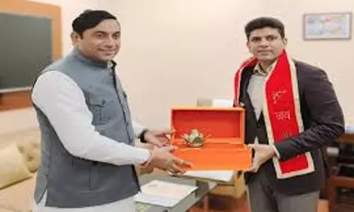 Meerut: ऊर्जा राज्य मंत्री डॉ. सोमेंद्र तोमर ने संचार राज्य मंत्री डॉ. चंद्रशेखर पेम्मासानी से मुलाकात की