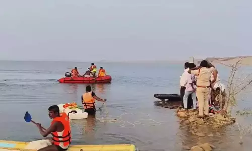 डूबने की घटनाओं को रोकने के लिए Siddipet पुलिस ने जल निकायों पर सावधानी बोर्ड लगाए डूबने की घटनाओं को रोकने के लिए Siddipet पुलिस ने जल निकायों पर सावधानी बोर्ड लगाए