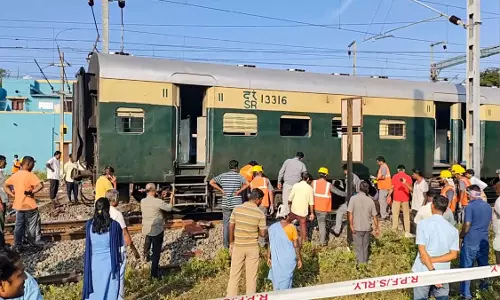 बेपटरी हुई पैसेंजर ट्रेन, 5 डिब्बे पटरी से उतरे, ऐसे टला बड़ा हादसा बेपटरी हुई पैसेंजर ट्रेन, 5 डिब्बे पटरी से उतरे, ऐसे टला बड़ा हादसा