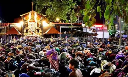 Makaravilakku पर कुछ ही घंटों में 27,000 से ज़्यादा श्रद्धालु सबरीमाला मंदिर पहुँचे Makaravilakku पर कुछ ही घंटों में 27,000 से ज़्यादा श्रद्धालु सबरीमाला मंदिर पहुँचे