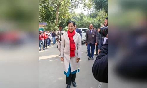 दिल्ली चुनाव: आतिशी ने नामांकन के बाद भाजपा और कांग्रेस पर बोला हमला, कहा- दोनों के बीच जुगलबंदी चल रही है