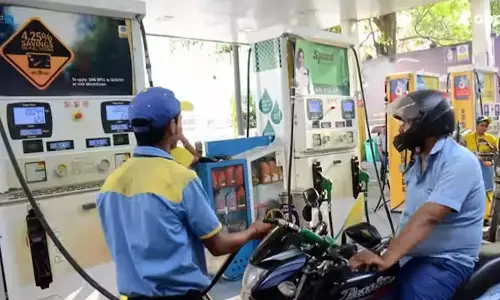 Lucknow: यूपी के तमाम शहरों में बगैर हेल्मेट नहीं मिलेगा पेट्रोल Lucknow: यूपी के तमाम शहरों में बगैर हेल्मेट नहीं मिलेगा पेट्रोल