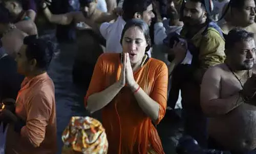 Maha Kumbh: मकर संक्रांति पर अब तक बीस लाख से अधिक श्रद्धालुओं ने संगम में पवित्र डुबकी लगाई