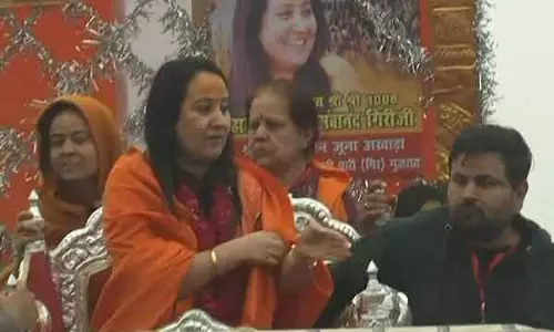 Maha Kumbh: संत जयंबानंदगिरि ने पहले अमृत स्नान के लिए जुलूस का नेतृत्व किया