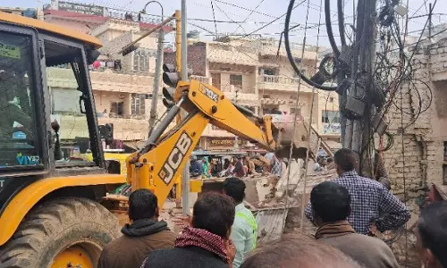 Varanasi: प्रशासन ने दर्जनों पक्के मकानों और दुकानों पर बुलडोजर चलाया