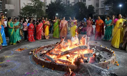 Telangana: हैदराबाद भोगी अलाव से जगमगा उठा Telangana: हैदराबाद भोगी अलाव से जगमगा उठा