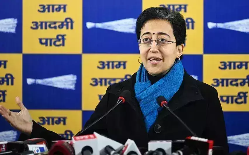 Delhi: सीएम आतिशी पर चुनाव प्रचार में सरकारी गाड़ी का इस्तेमाल करने पर एफआईआर दर्ज Delhi: सीएम आतिशी पर चुनाव प्रचार में सरकारी गाड़ी का इस्तेमाल करने पर एफआईआर दर्ज