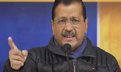 केजरीवाल ने BJP पर मतदाताओं को लुभाने के लिए सामान बांटने का लगाया आरोप केजरीवाल ने BJP पर मतदाताओं को लुभाने के लिए सामान बांटने का लगाया आरोप