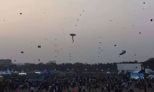 Hyderabad के पतंग महोत्सव में भारी भीड़ उमड़ी