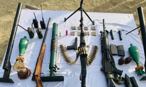 Manipur: कांगपोकपी में भारी मात्रा में हथियार और डिजिटल सामान जब्त Manipur: कांगपोकपी में भारी मात्रा में हथियार और डिजिटल सामान जब्त