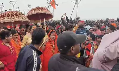 MahaKumbh: किन्नर अखाड़े ने किया अमृत स्नान, राष्ट्र की प्रगति और कल्याण के लिए की प्रार्थना MahaKumbh: किन्नर अखाड़े ने किया अमृत स्नान, राष्ट्र की प्रगति और कल्याण के लिए की प्रार्थना