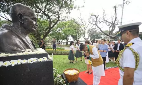 Assam : पबित्रा मार्गेरिटा ने फिलीपींस दौरे पर महात्मा गांधी को श्रद्धांजलि दी Assam : पबित्रा मार्गेरिटा ने फिलीपींस दौरे पर महात्मा गांधी को श्रद्धांजलि दी
