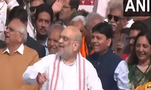 अमित शाह ने पतंग उड़ाई, Gujarat CM के साथ अहमदाबाद की सोसायटी में मकर संक्रांति मनाई