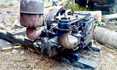 Assam : वन अधिकारियों ने धुबरी में अवैध रेत निकालने वाली मशीन जब्त